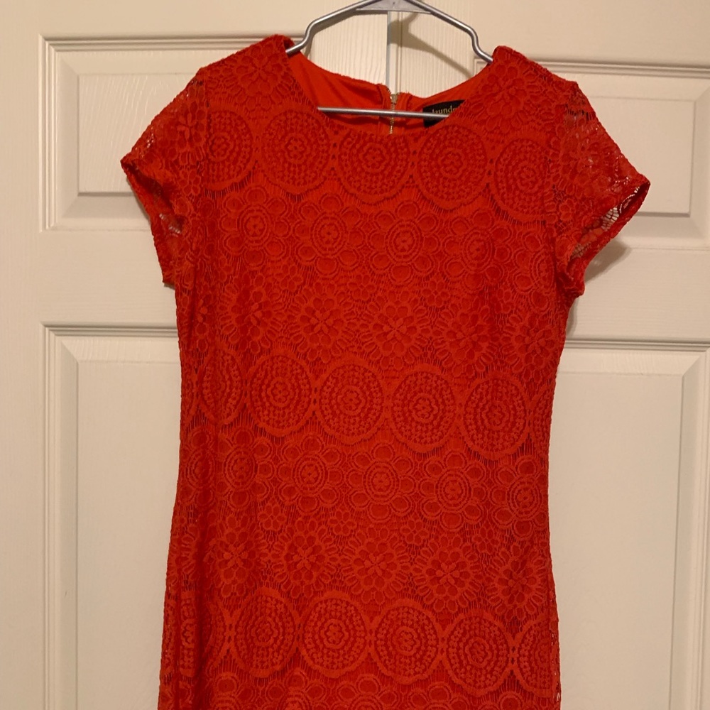 Beautiful fitted dress, knee length. lace pattern.